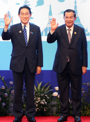 Prime Minister Fumio Kishida and then-Prime Minister Hun Sen co-chair the 25th ASEAN-Japan Summit on Nov. 12, 2022, in Phnom Penh. | ROYAL EMBASSY OF CAMBODIA IN JAPAN