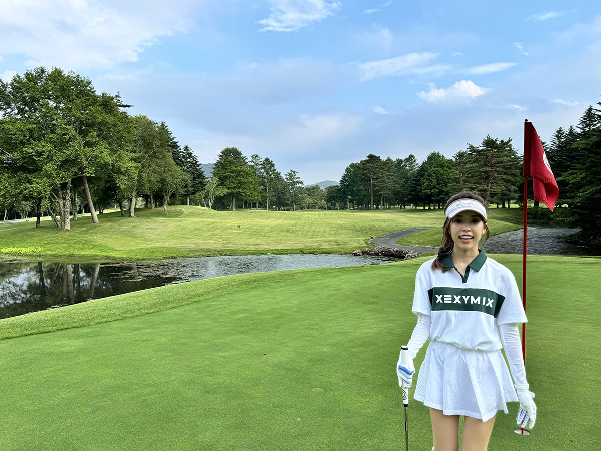 I started playing golf recently. When I hit the ball, it doesn’t go very far — or forward — but I still enjoy the spacious surroundings and that’s more than enough. | NAM HYUNYEONG