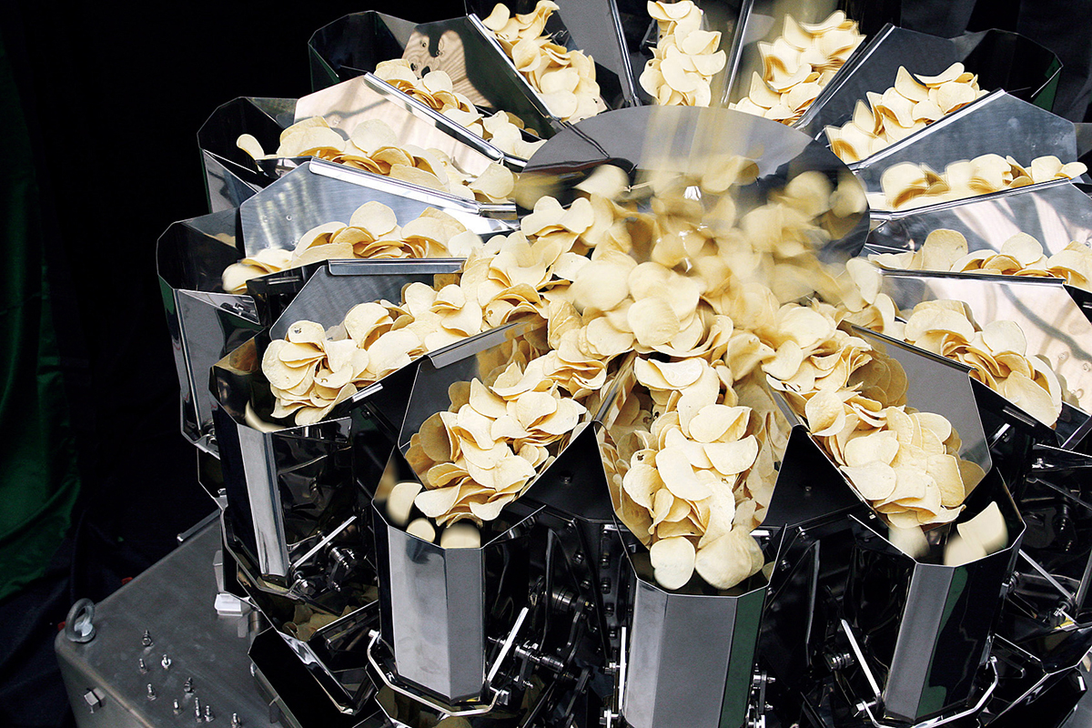 An advanced Dataweigh Omega Plus weighs a batch of potato chips. | YAMATO SCALE CO. LTD.