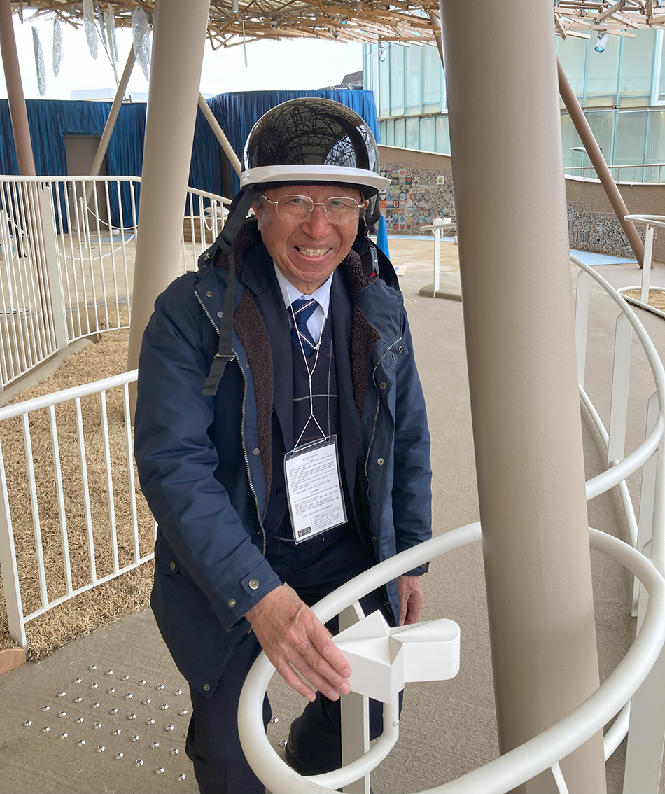 Professor Sugihara inspects the installation of the white arrows at the Osaka Expo in March 2025.