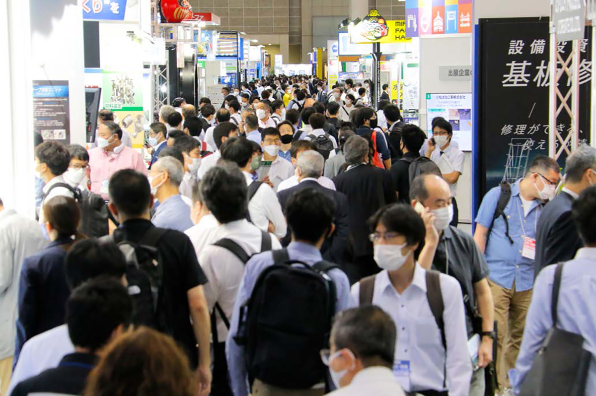 Attendees navigate the 2024 edition of Manufacturing World Tokyo, which drew nearly 70,000 people. | RX JAPAN LTD.