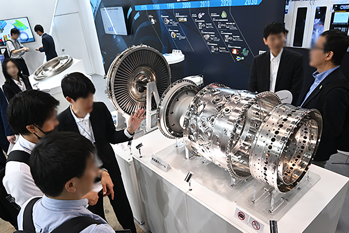 A vendor explains his company’s products at a previous show. | RX JAPAN LTD.