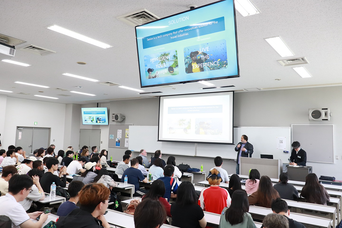 Students attend a lecture about using virtual reality at the University of Tourism in Osaka as part of an event the ITA organized to promote the Marche region. | OSAKA UNIVERSITY OF TOURISM