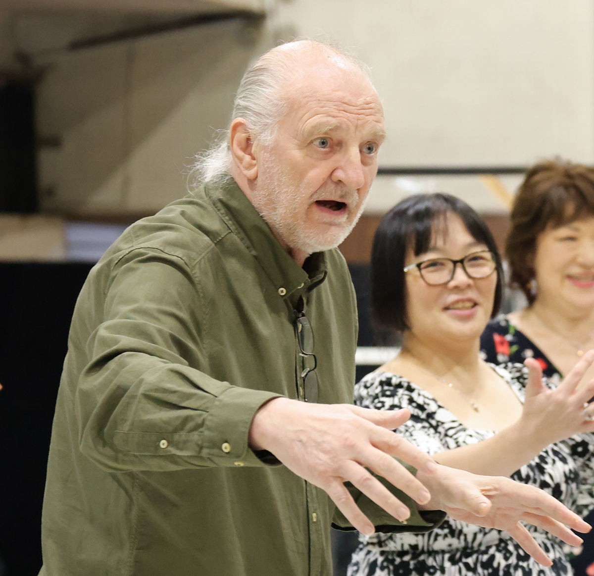 Renowned Director Peter Konwitschny issues directions for staging an international coproduction of "Die Frau ohne Schatten." | MAIKO MIYAGAWA