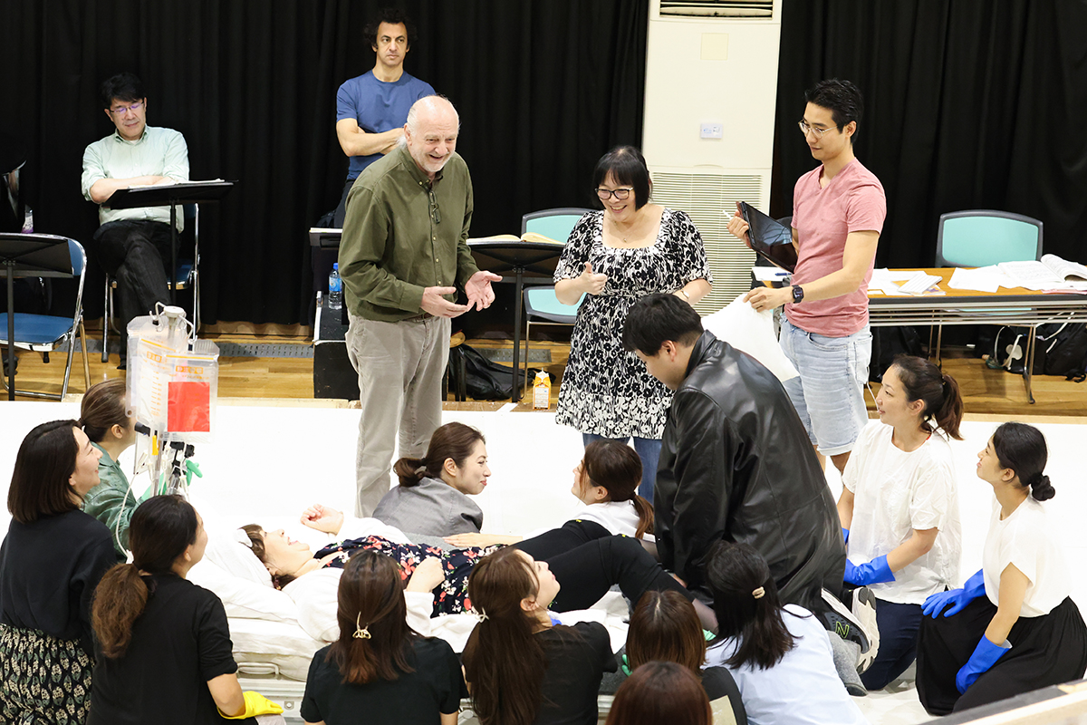 Konwitschny at a rehearsal with the performers | MAIKO MIYAGAWA