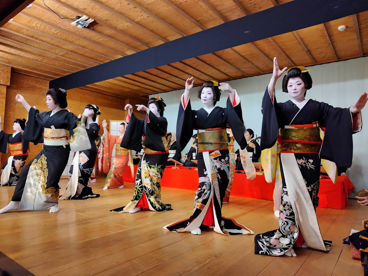Geisha perform traditional dances at an event in June. | HAKONE-YUMOTO KENBAN