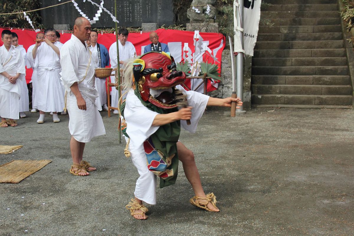 A Hakone-no-yutate shishimai is performed at a shrine in Sengokuhara in March.
