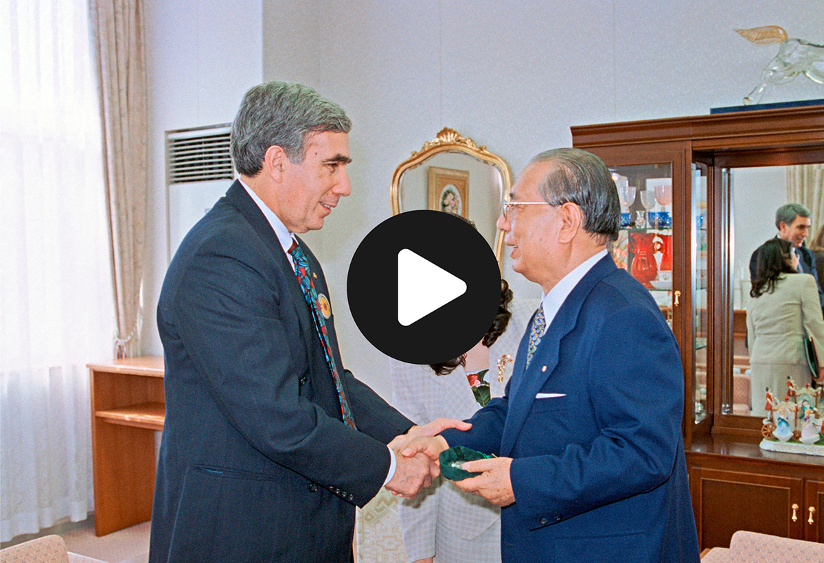 Nuclear Age Peace Foundation co-founder David Krieger meets with Daisaku Ikeda, the late president of SGI, in 1997. | SEIKYO SHIMBUN