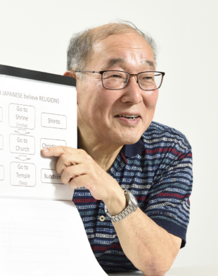 Takagi shows a guidebook he created that covers points of interest on his tours. | ARC COMMUNICATIONS CO.