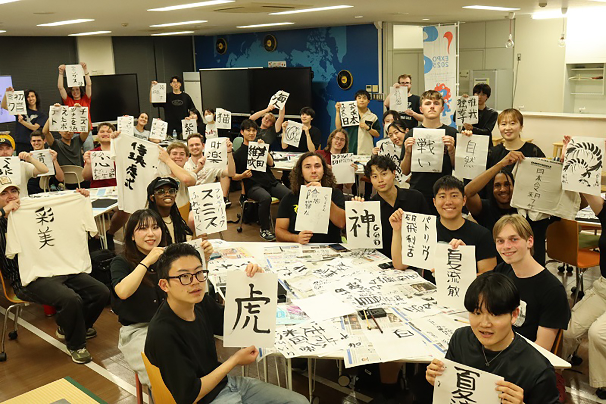 Students of Embry-Riddle Aeronautical University participated in a calligraphy exchange activity with OMU. | OSAKA METROPOLITAN UNIVERSITY