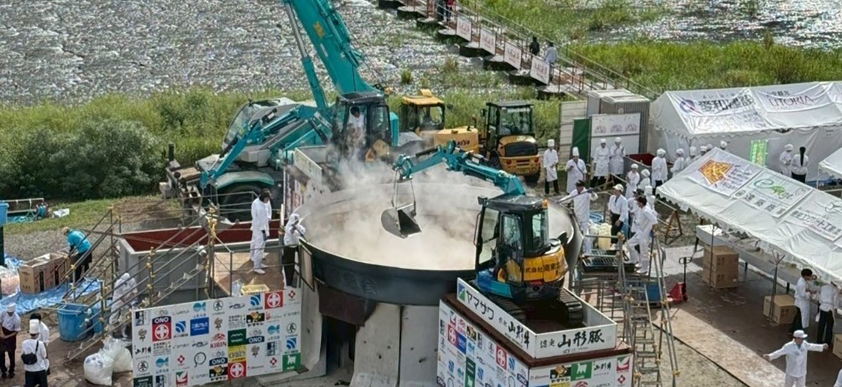 Japan’s No. 1 <i>imoni</i> festival, held every September, serves about 30,000 portions of imoni cooked in a giant 6.5-meter pot. | YAMAGATA CITY TOURISM ASSOCIATION