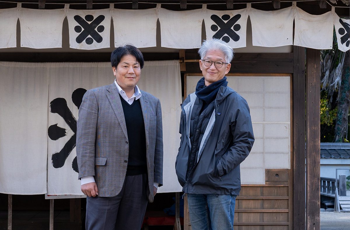 Producer Keiichiro Minamida (left) and Director Ken Takahashi pose on an open set at Toei Kyoto Studio Park. | TAKAO OHTA