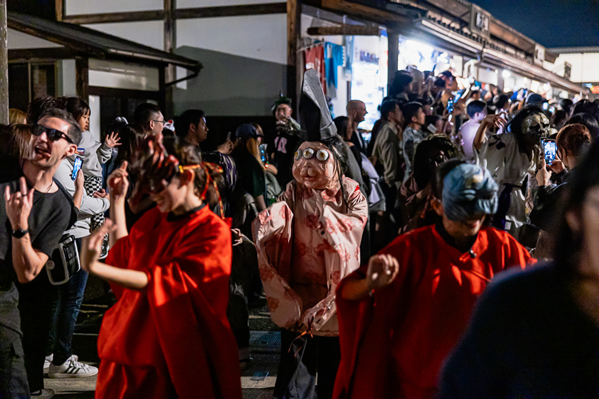 On peak nights of the Kai-Kai Yokai Matsuri’s night parade, nearly 100 different yokai characters march through the park.