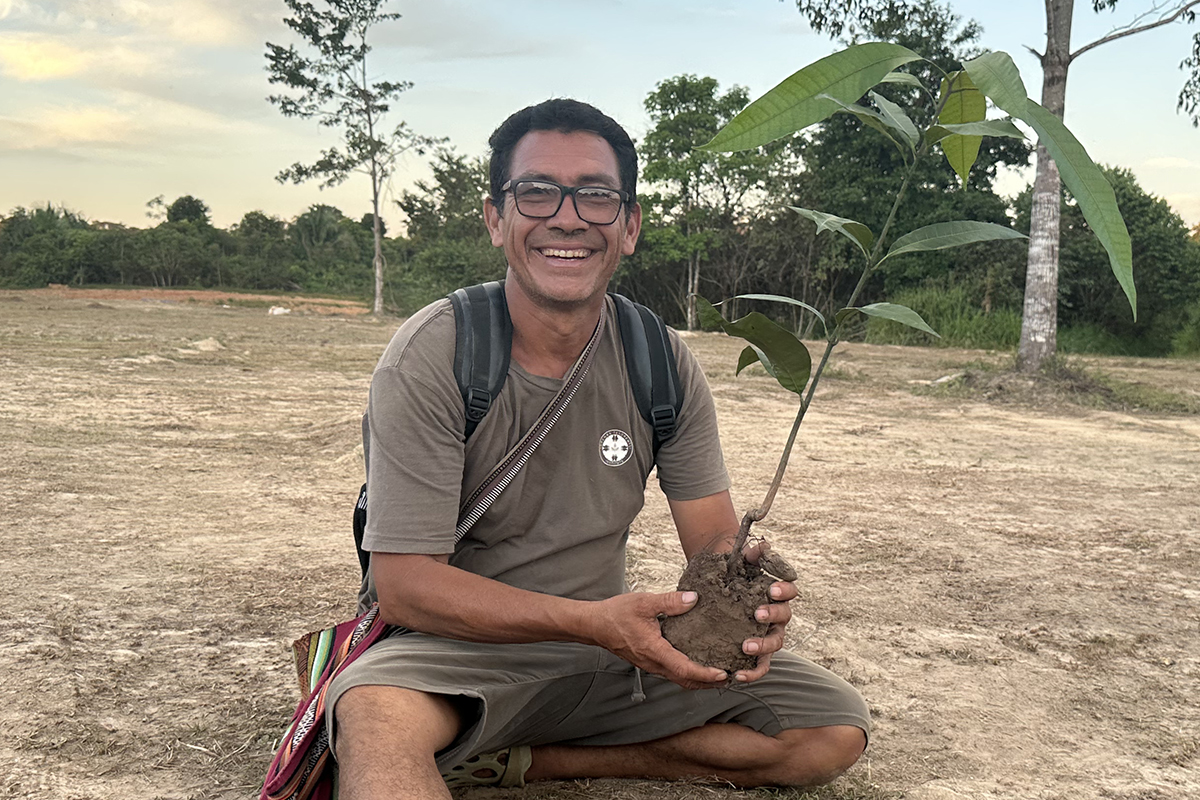 Piyako plants a mango tree at the Yorenka Tasorentsi Institute in Brazil. | ELIANE FERNANDES