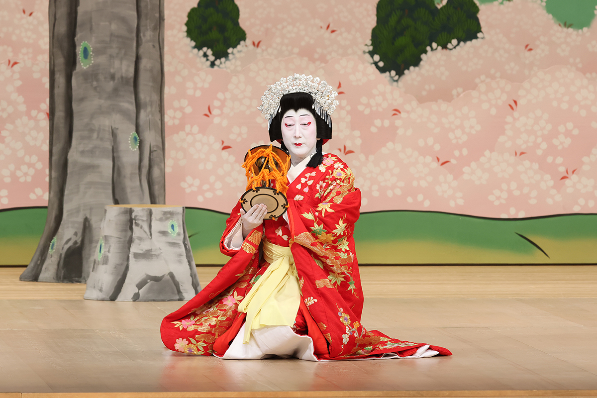 A scene from the kabuki classic "Yoshitsune and the Thousand Cherry Trees" is performed in October 2022. | NATIONAL THEATRE